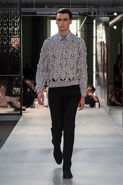 تصاميم راقية بلمسة جريئة ... اليك مجموعة Ricardo Tisci الأولى لدار Burberry